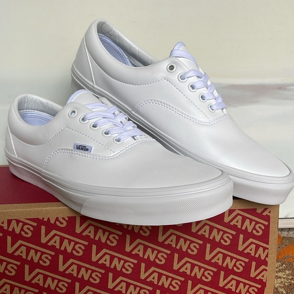 Vans Men’s Era Classic Tumble)Truewhite
VN0A38FRODJ
Sneakers - Picture 13 of 16